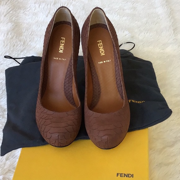 FENDI Décolleté Vitello Python Pumps. - Picture 2 of 11